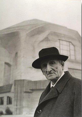 Albert Stefen vor dem Goetheanum